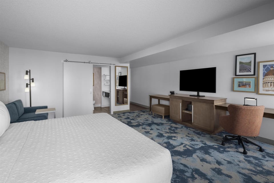 Studio, 1 King Bed, Non Smoking, Refrigerator | Premium bedding, desk, blackout drapes, cribs (free)