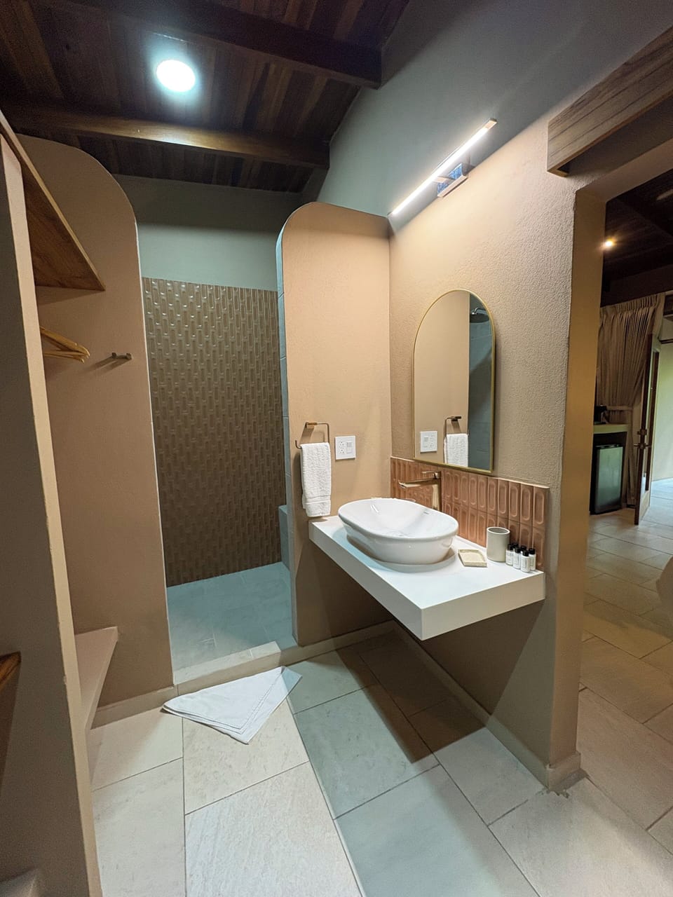 Superior Room, 1 King Bed | Bathroom | Shower, free toiletries, towels