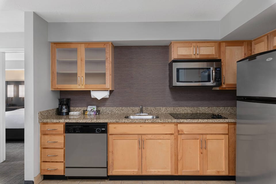 Full-size fridge, microwave, stovetop, dishwasher