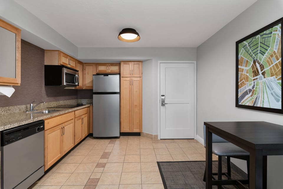 Full-size fridge, microwave, stovetop, dishwasher