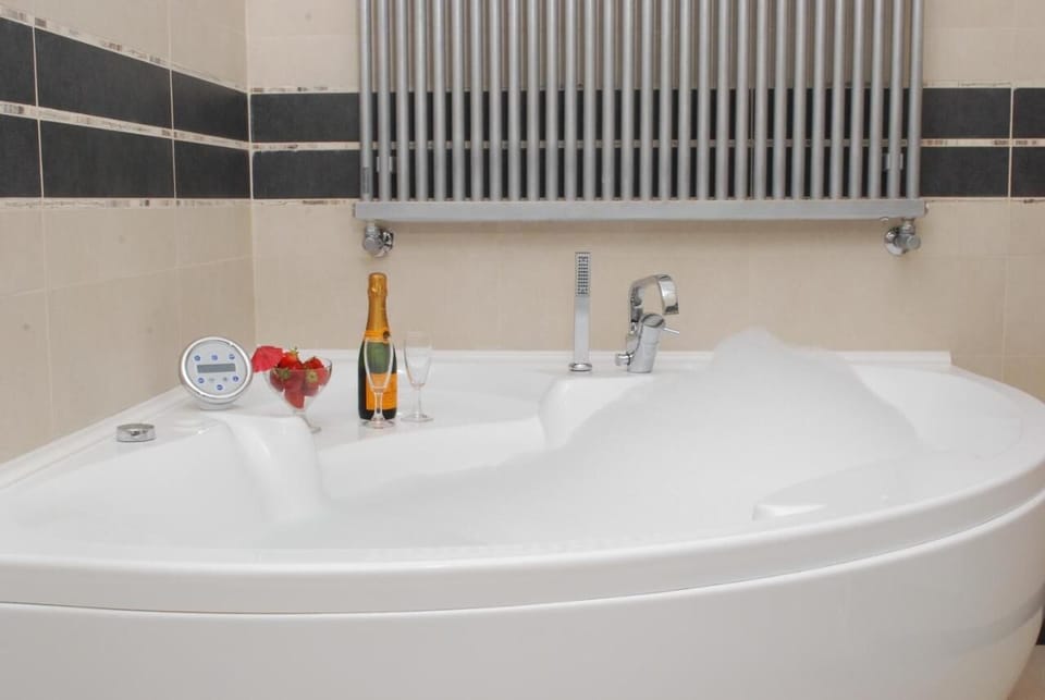 Deluxe Double Room | Bathroom | Shower, free toiletries, hair dryer, bathrobes
