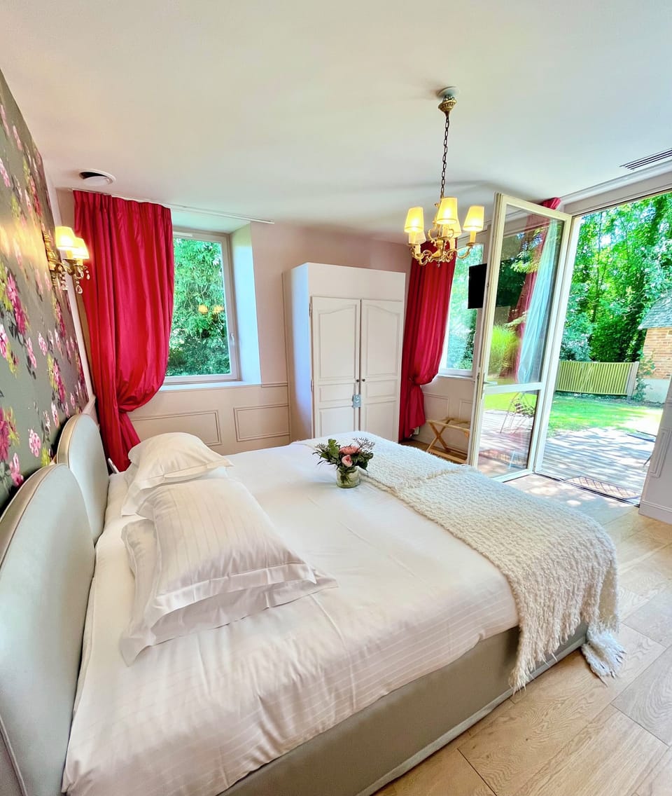 Traditional Double Room ( (in Elisabeth detached house) ) | In-room safe, blackout drapes, soundproofing, iron/ironing board