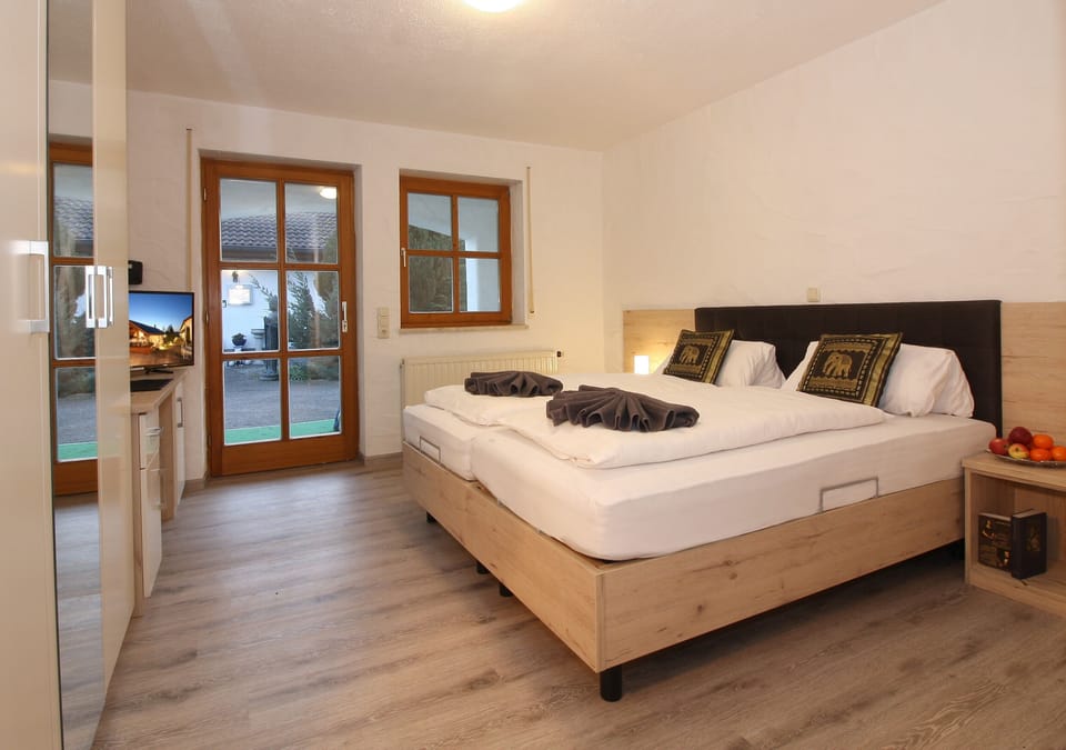 Comfort Double Room | In-room safe, desk, WiFi (free), bed sheets