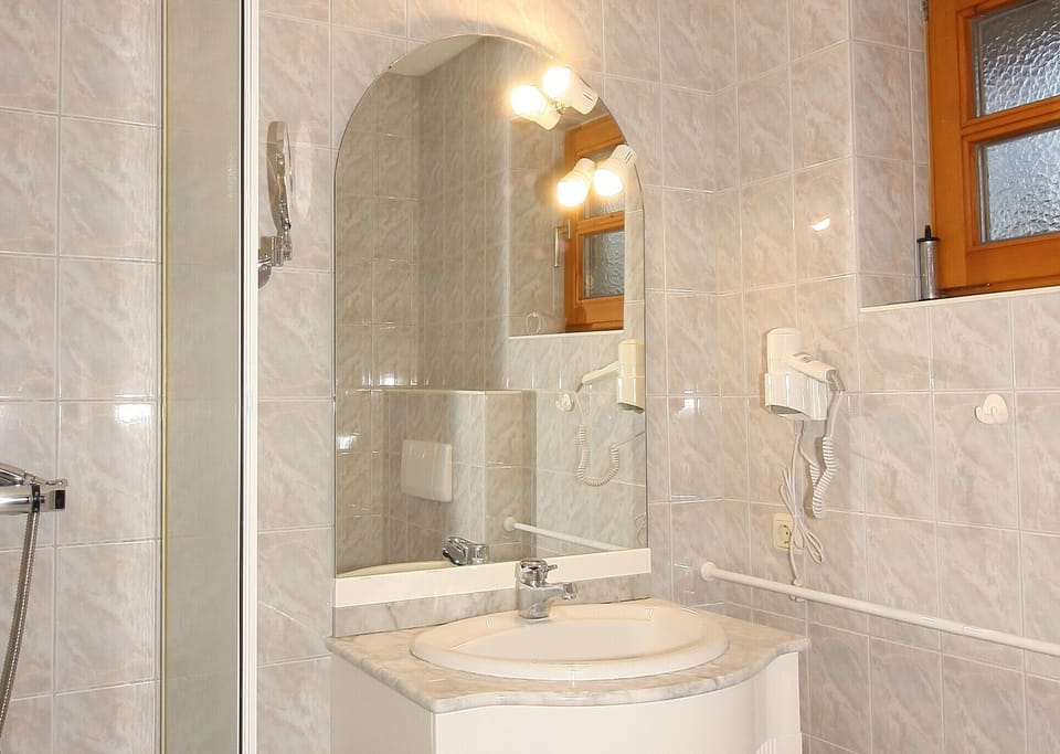 Comfort Double Room | Bathroom | Shower, hair dryer, towels