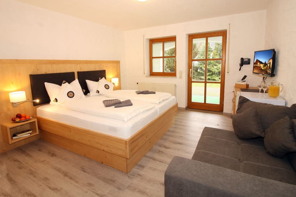 Comfort Double Room | In-room safe, desk, WiFi (free), bed sheets