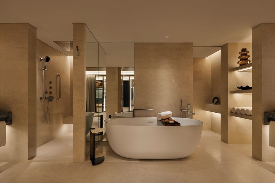 PRESIDENTIAL SUITE | Bathroom | Separate tub and shower, deep soaking tub, free toiletries, hair dryer
