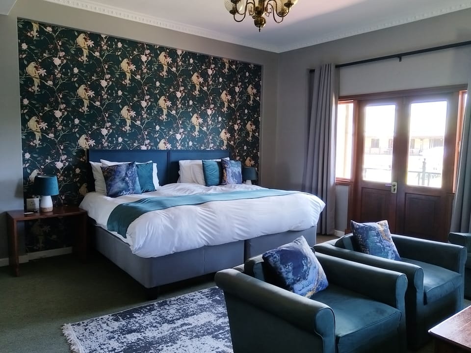 Design Room | In-room safe, desk, laptop workspace, blackout drapes