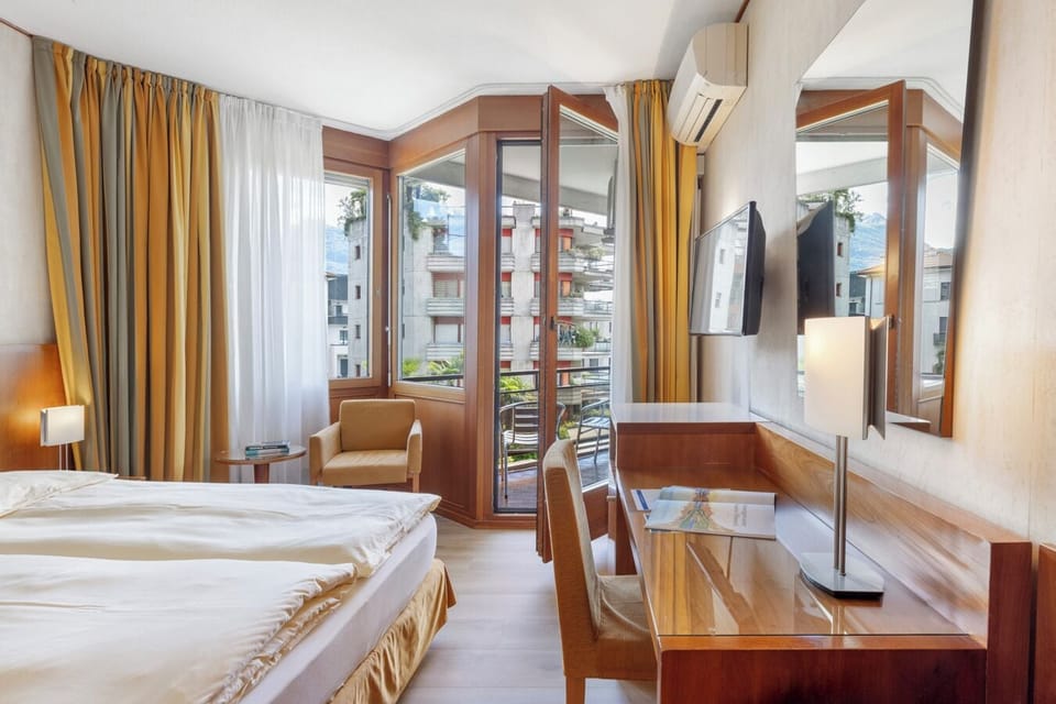 Double Room, 1 Queen Bed | Hypo-allergenic bedding, minibar, in-room safe, desk