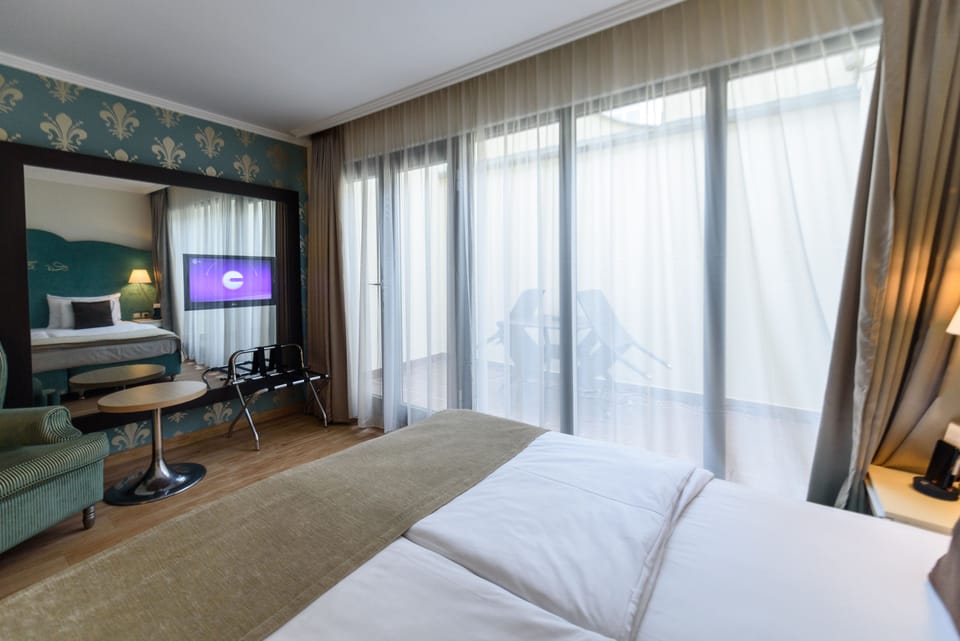 Premium bedding, in-room safe, desk, blackout drapes