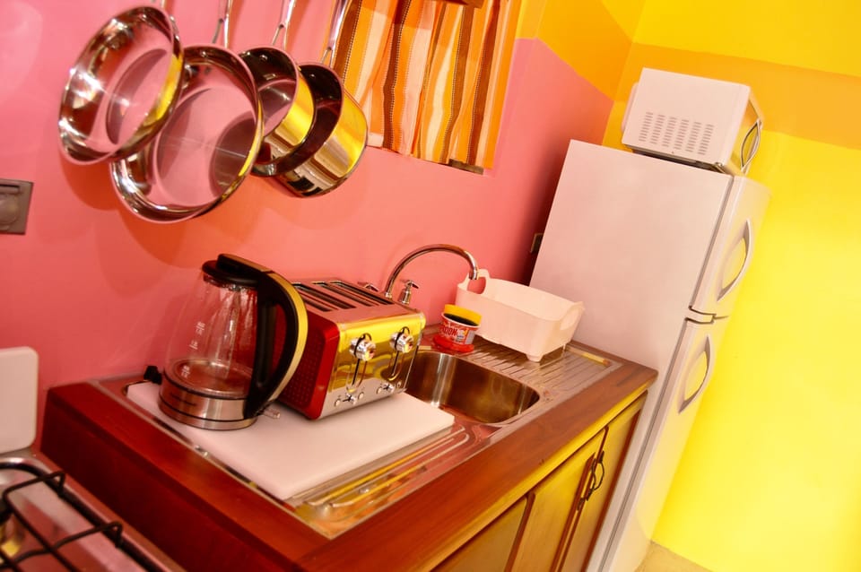 Room, 1 Queen Bed, Kitchen | Private kitchen | Full-size fridge