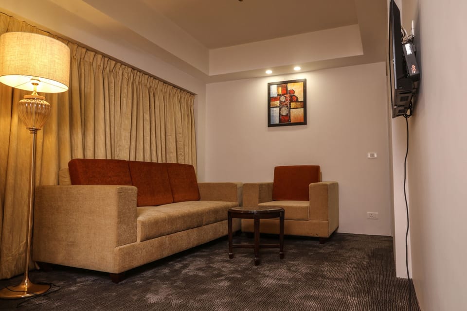 Suite | Premium bedding, minibar, in-room safe, blackout drapes