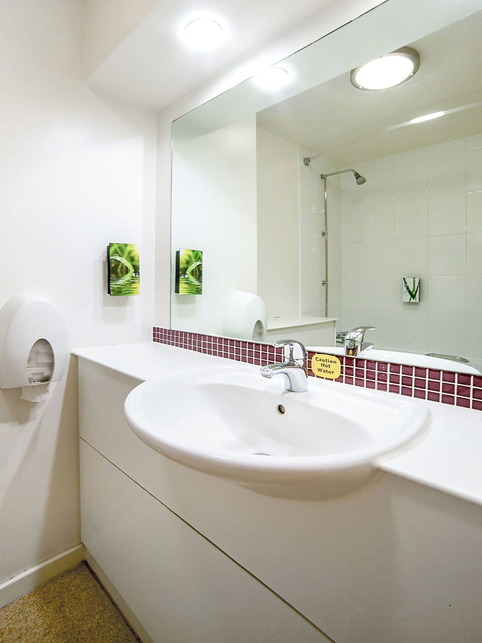 Standard Twin Room | Bathroom | Hair dryer, towels, soap, shampoo