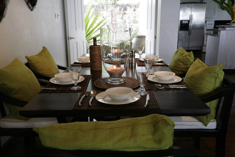 Dining looking to the front door