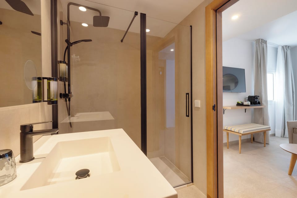 Junior Suite, Balcony | Bathroom | Free toiletries, hair dryer, towels, soap