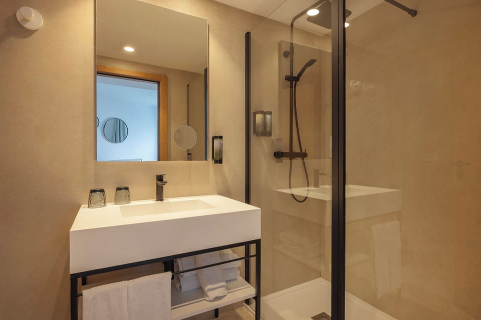 Junior Suite, Balcony | Bathroom | Free toiletries, hair dryer, towels, soap