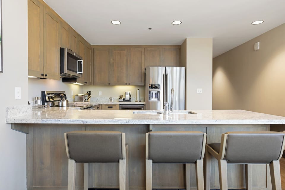 Full kitchen with 3 bar stools. Fully stocked with toaster, coffee machine, etc.