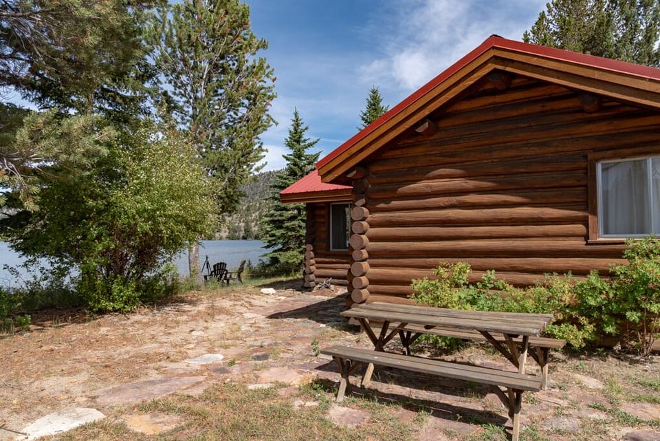 Picnic table at side of Lake House.