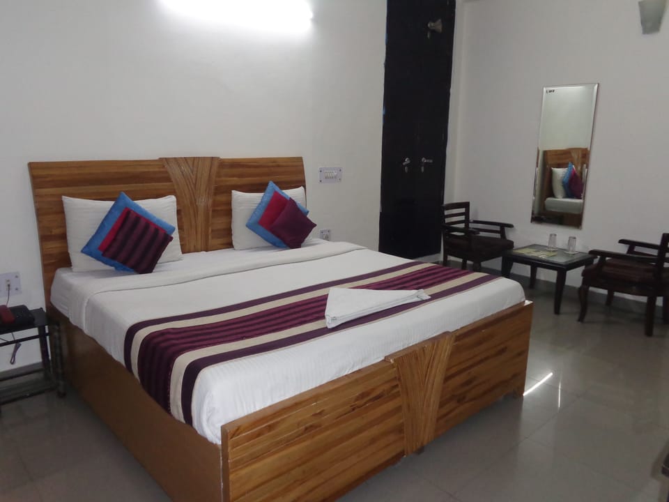 Deluxe Double Room | Iron/ironing board, free WiFi, bed sheets