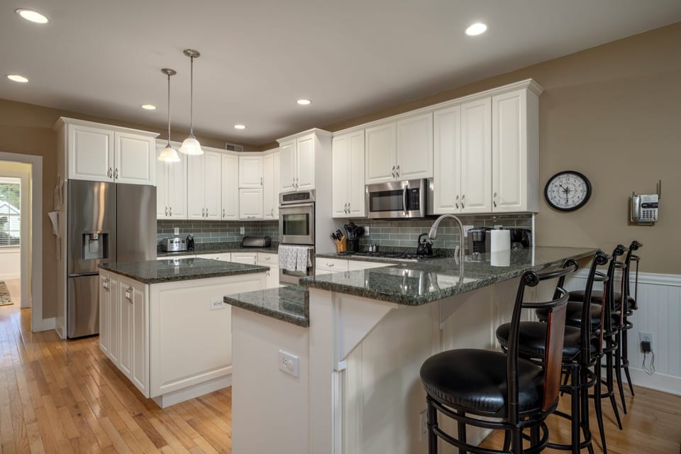 Open Kitchen w/ Bar Seating