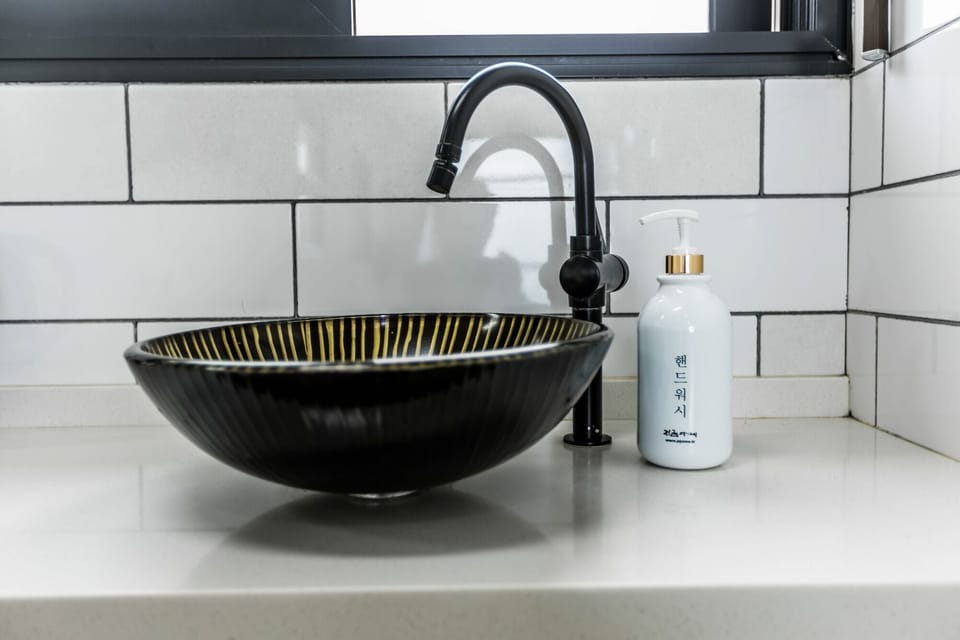 Duplex, Ocean View (20 PY) | Bathroom | Shower, free toiletries, hair dryer, towels
