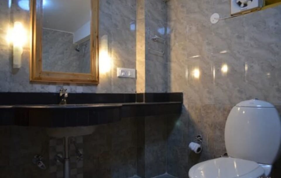 Shower, hydromassage showerhead, free toiletries, towels