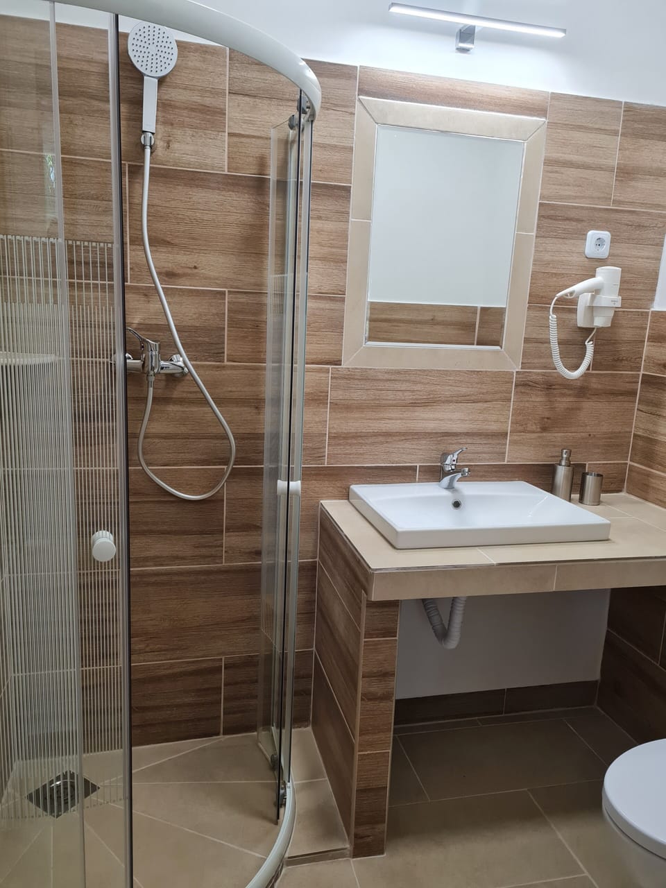 Deluxe Twin Room | Bathroom | Shower, hair dryer (on request), towels, toilet paper