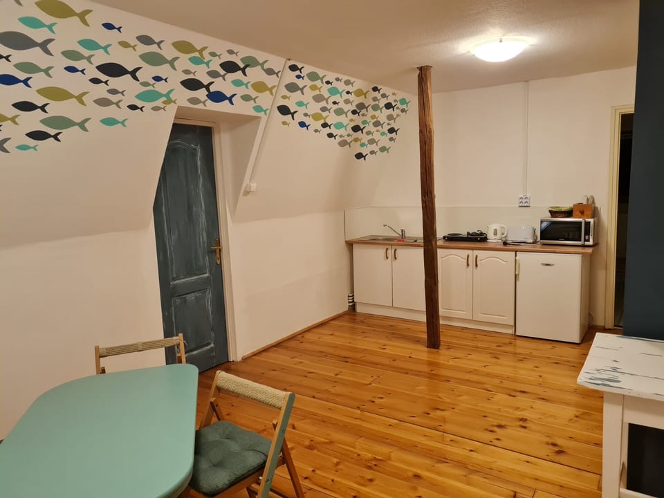 Basic Apartment, Shared Bathroom | Private kitchen | Fridge, microwave, oven, stovetop