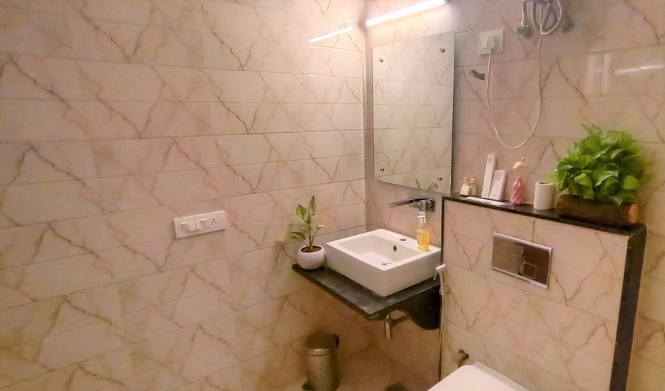 Shower, rainfall showerhead, free toiletries, slippers