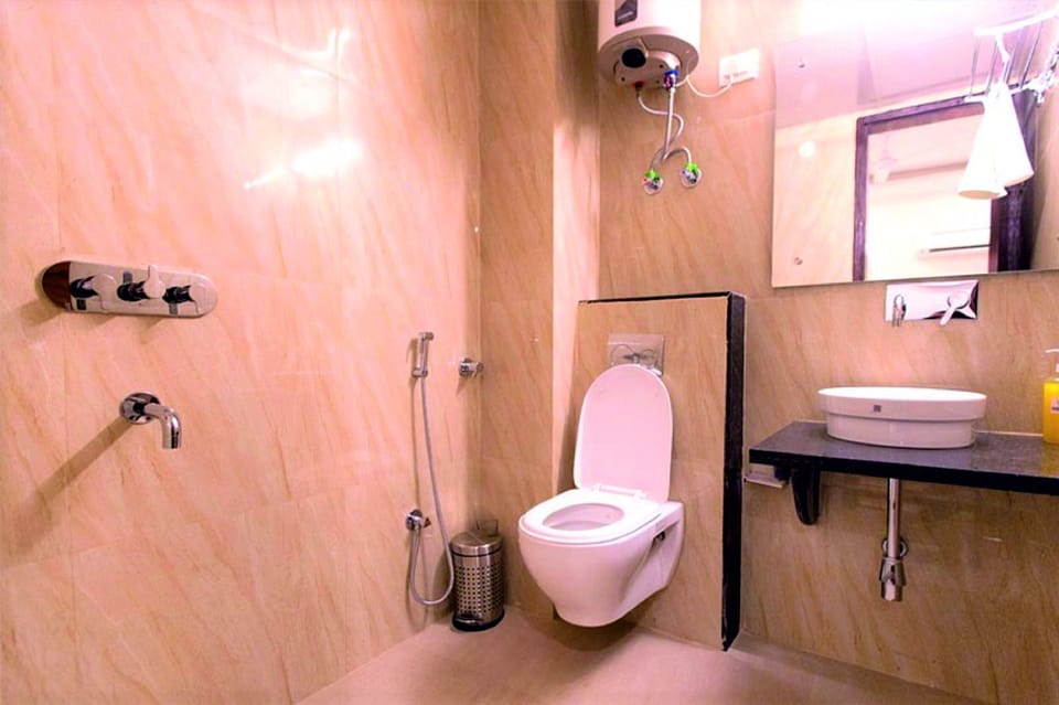 Shower, rainfall showerhead, free toiletries, slippers