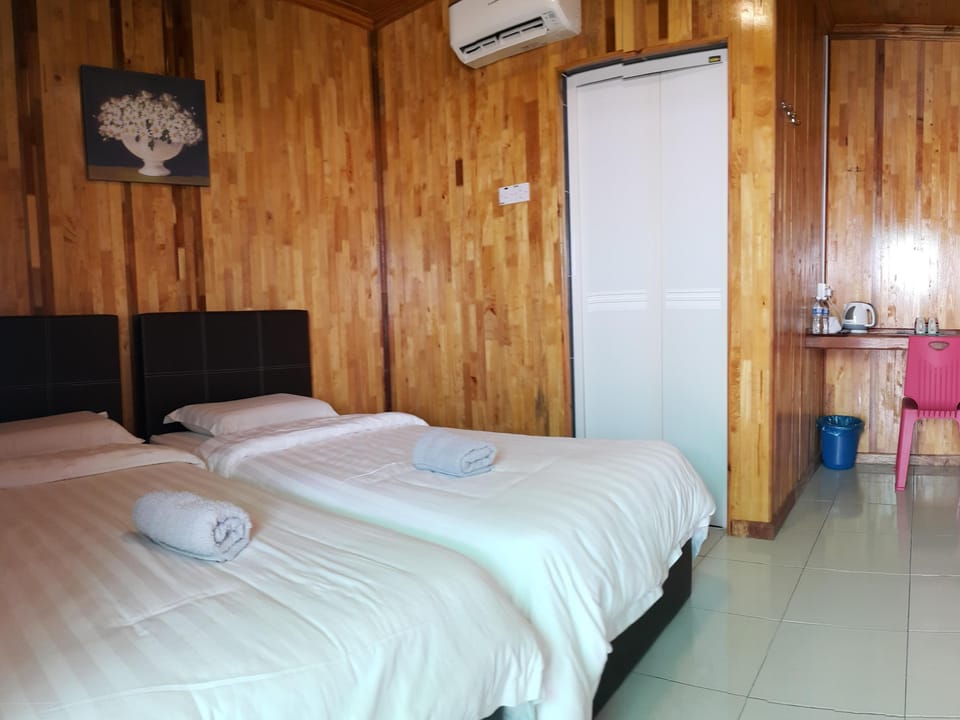 Deluxe Double Room, Garden View | Desk, iron/ironing board, bed sheets