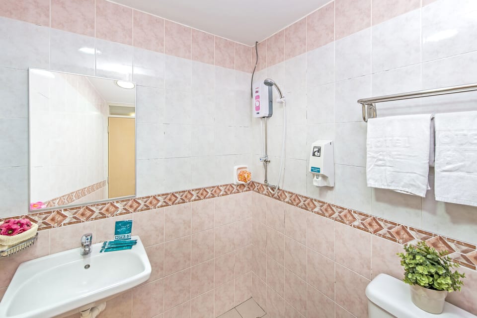 Standard Room, 1 Queen Bed | Bathroom | Shower, free toiletries, hair dryer, towels