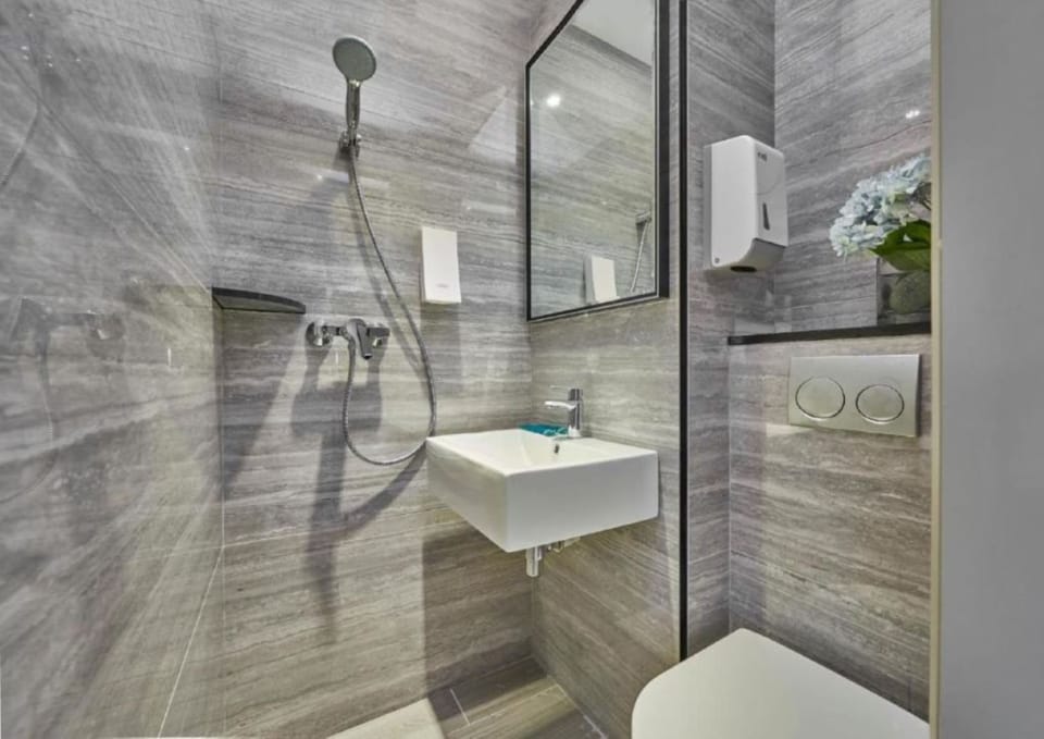 Shower, free toiletries, hair dryer, towels