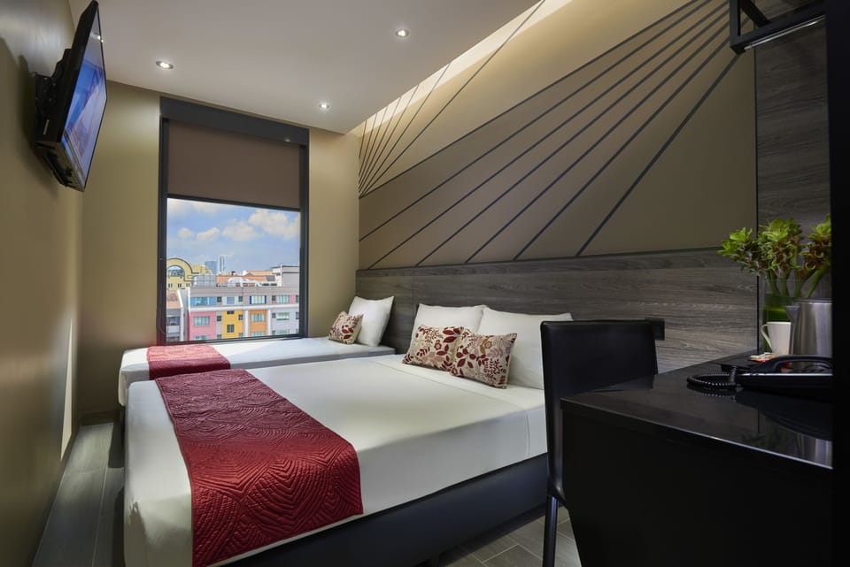 Triple Room | Desk, WiFi (free), bed sheets