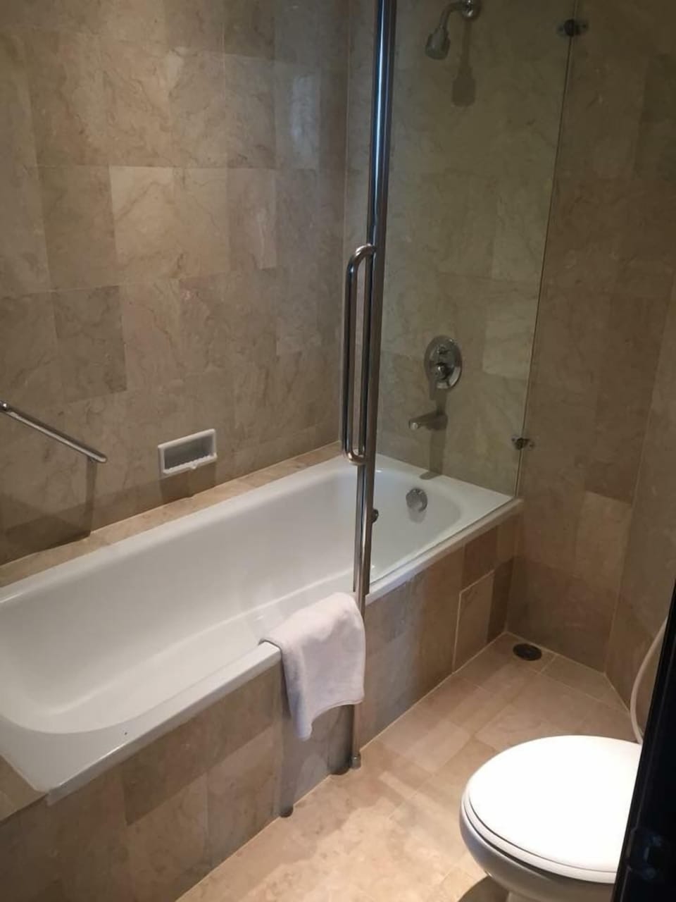 Executive Room | Bathroom | Combined shower/tub, free toiletries, hair dryer, slippers