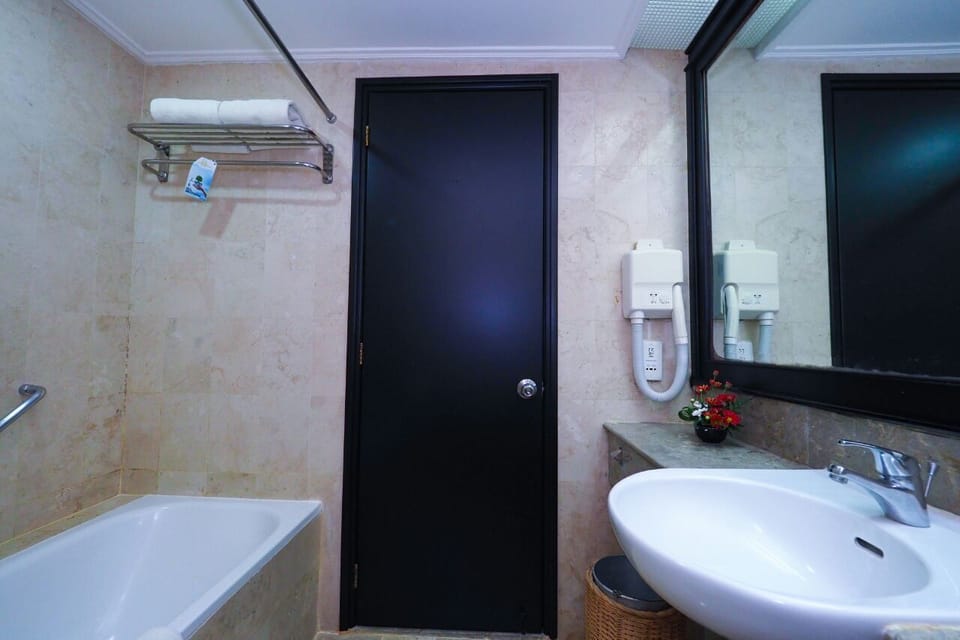 Combined shower/tub, free toiletries, hair dryer, slippers