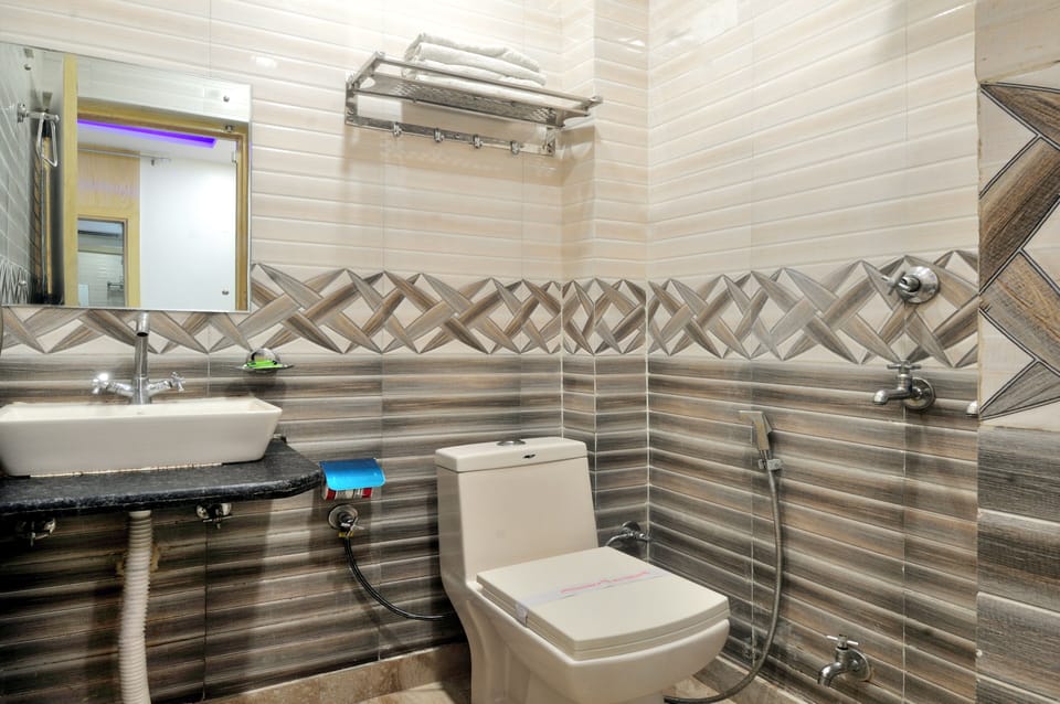 Deluxe Double Room, 1 Bedroom | Bathroom | Shower, free toiletries, hair dryer, towels
