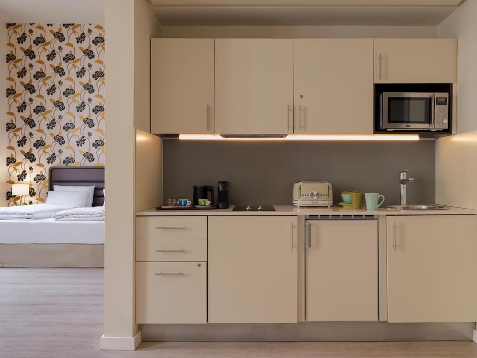 Hypo-allergenic bedding, minibar, in-room safe, desk
