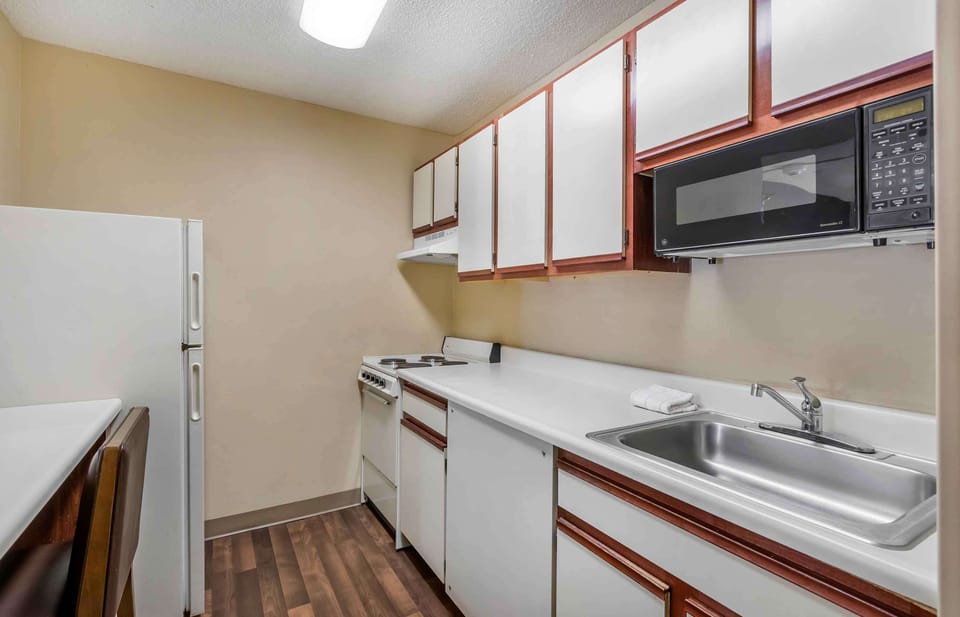 Deluxe Studio | Private kitchen | Fridge, microwave, stovetop, coffee/tea maker