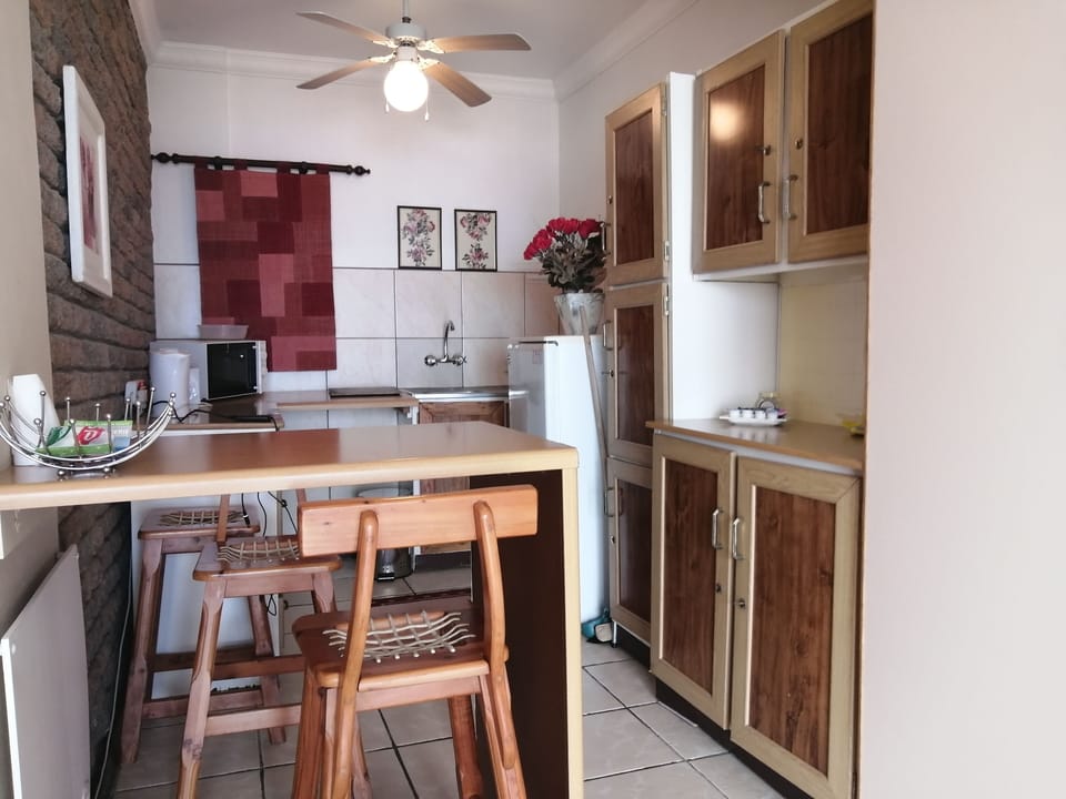 Honey Rose | Private kitchen | Mini-fridge, microwave, coffee/tea maker, toaster