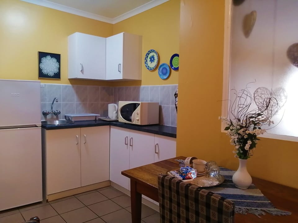 Amzee | Private kitchen | Mini-fridge, microwave, coffee/tea maker, toaster