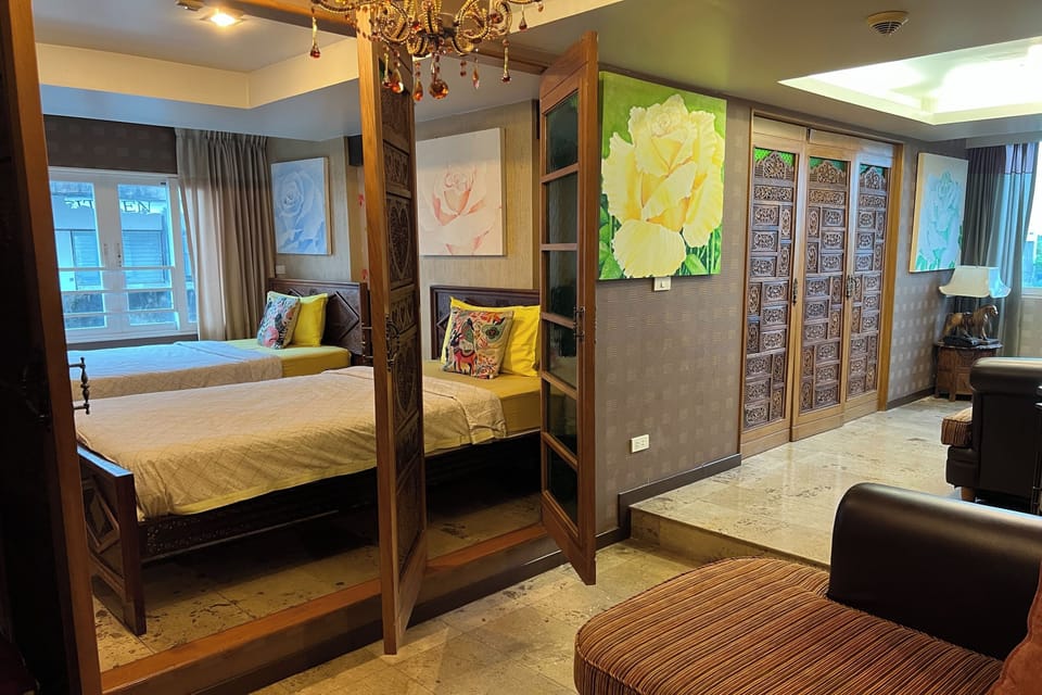 CORNER SUITE 2 (FAMILY ROOM) | Premium bedding, pillowtop beds, free minibar items, in-room safe