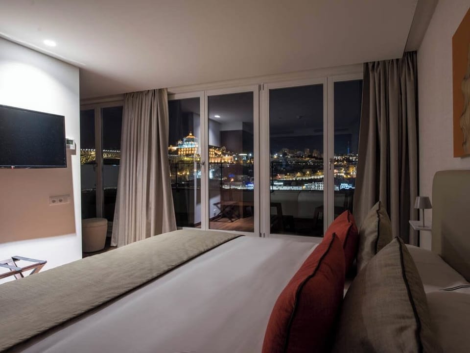 Deluxe Suite, Balcony | Minibar, in-room safe, soundproofing, free WiFi