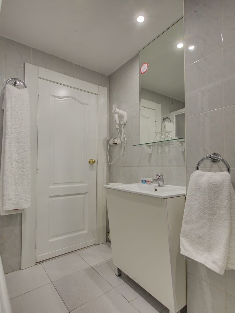 Superior Twin Room | Bathroom | Combined shower/tub, towels