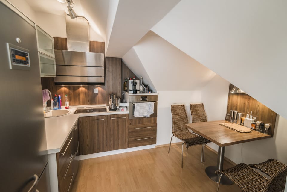 Deluxe Apartment | Private kitchen | Fridge, microwave, oven, stovetop