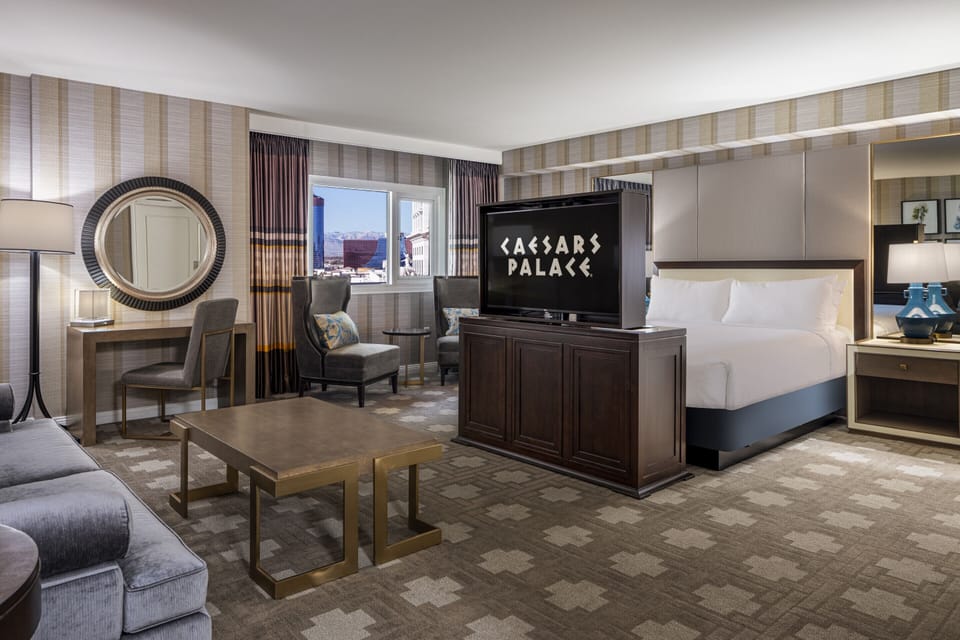Julius Executive Studio Suite King Pool View Non-Smoking | Pillowtop beds, in-room safe, desk, blackout drapes
