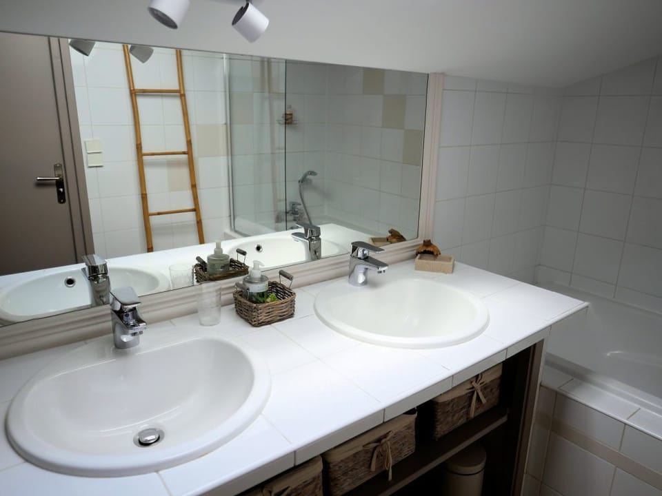 Cachemire Double Room | Bathroom | Combined shower/tub, rainfall showerhead, hair dryer, slippers
