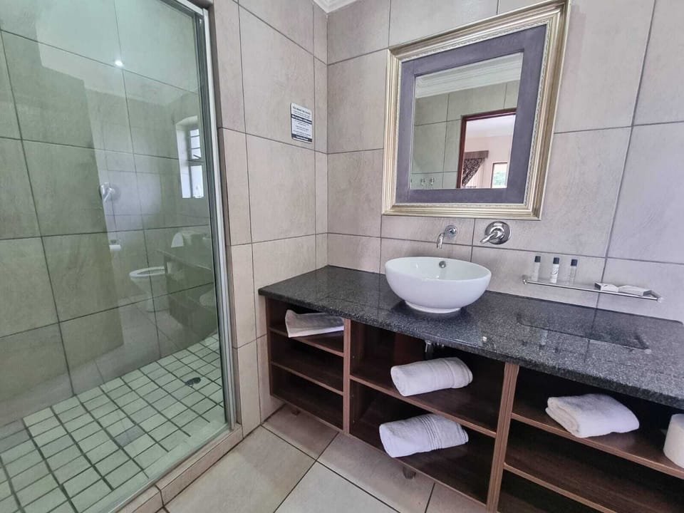 Standard Twin Room | Bathroom | Shower, hair dryer, towels, soap