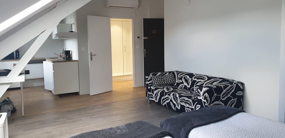 Studio | Iron/ironing board (on request), WiFi (free), bed sheets