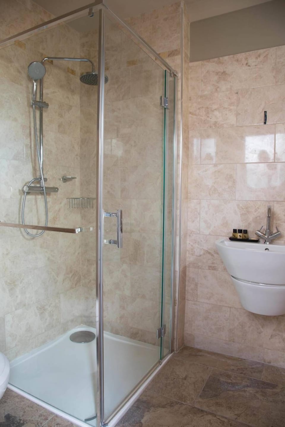 Classic Double Room | Bathroom | Shower, rainfall showerhead, free toiletries, hair dryer