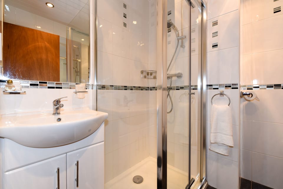 Suite, Ensuite (1 double 2 singles ) | Bathroom